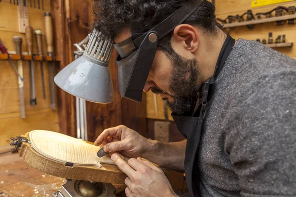 Artesão Violinista Começou Trabalhar Novo Violino Sua Oficina — Fotografia de Stock