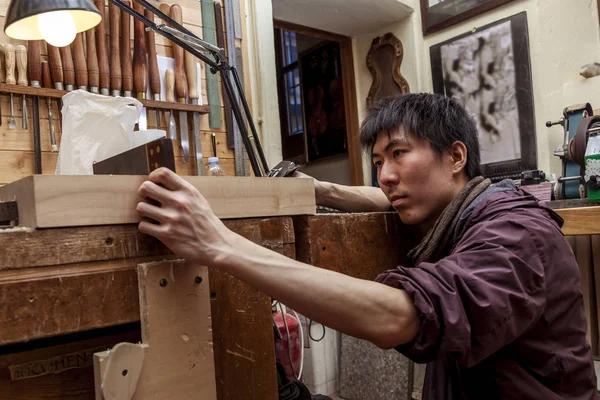 Craftsman Japaneese Violinmaker Began Working New Violin His Workshop — Stock Photo, Image