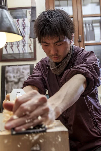 Artisan Japońskie Violinmaker Rozpoczął Pracę Nad Nowe Skrzypce Swoim Warsztacie — Zdjęcie stockowe