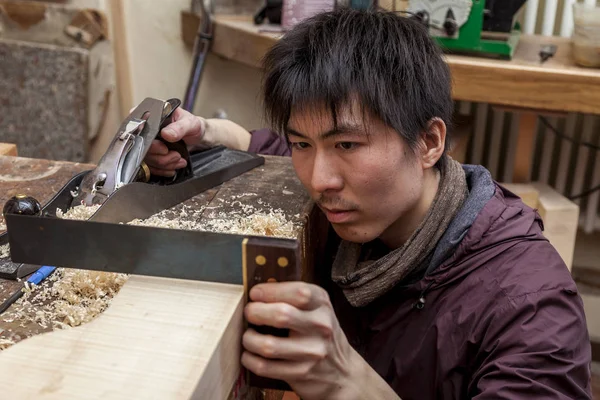 Mistr Houslař Japaneese Řemeslník Začal Pracovat Nové Housle Své Dílně — Stock fotografie