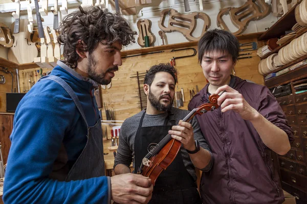 Group Craftsmen Violinmakers Testing New Violin Laboratory — Stock Photo, Image