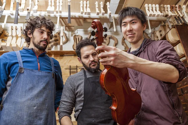 Grupo Artesanos Violinistas Probando Nuevo Violín Laboratorio — Foto de Stock