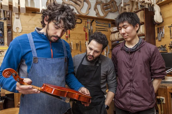 Group Craftsmen Violinmakers Testing New Violin Laboratory — Stock Photo, Image