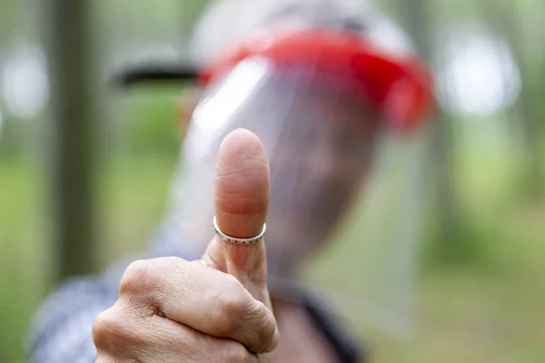 Doświadczony Drwal Kobieta Pokazując Kciukiem Lesie Przed Cięcia Niektórych Drzew — Zdjęcie stockowe