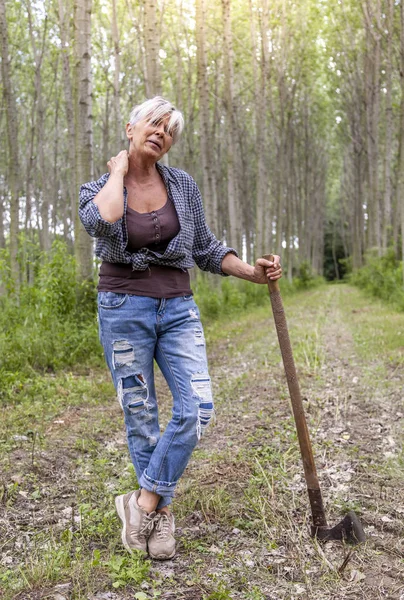 Опытная Женщина Лесоруб Расслабляется Лесу После Вырубки Некоторых Деревьев — стоковое фото