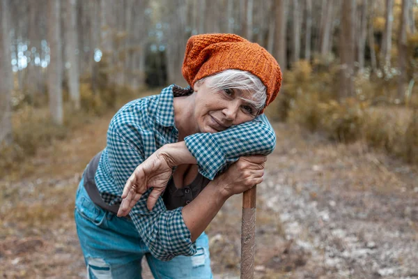 Bela Lenhador Fêmea Relaxante Uma Floresta Depois Cortar Algumas Árvores — Fotografia de Stock