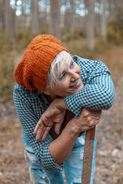 Belle Bûcheron Femelle Relaxant Dans Une Forêt Après Avoir Coupé — Photo