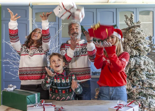 Grupo Familiar Dia Natal Enquanto Puxando Caixas Presente — Fotografia de Stock