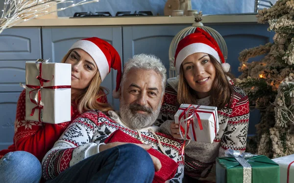 Retrato Grupo Familiar Dia Natal Enquanto Eles Trocam Pacotes Presentes — Fotografia de Stock