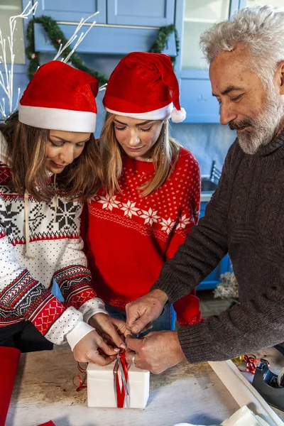 Família Dia Natal Enquanto Prepara Pacotes Presentes Mesa Casa — Fotografia de Stock