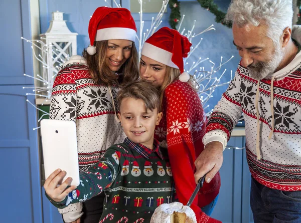 Feliz Familia Reunida Día Navidad Tomando Una Selfie Alrededor Mesa —  Fotos de Stock