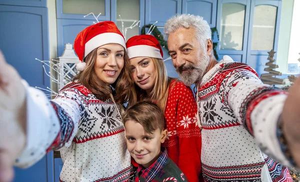 Família Feliz Reunida Dia Natal Tomando Uma Selfie Torno Mesa — Fotografia de Stock