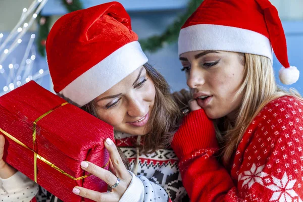 Retrato Duas Jovens Irmãs Abraçadas Eles Mostrando Presente Dia Natal — Fotografia de Stock