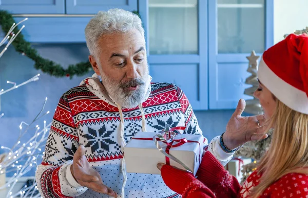 Abuelo Con Barba Blanca Recibiendo Regalo Navidad Nieta —  Fotos de Stock