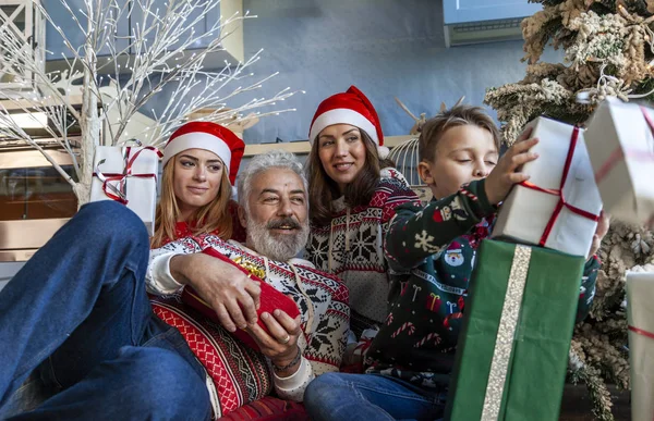 Családi Csoport Alatt Karácsonyfa Vár Éjfél Közepén Ajándékok — Stock Fotó
