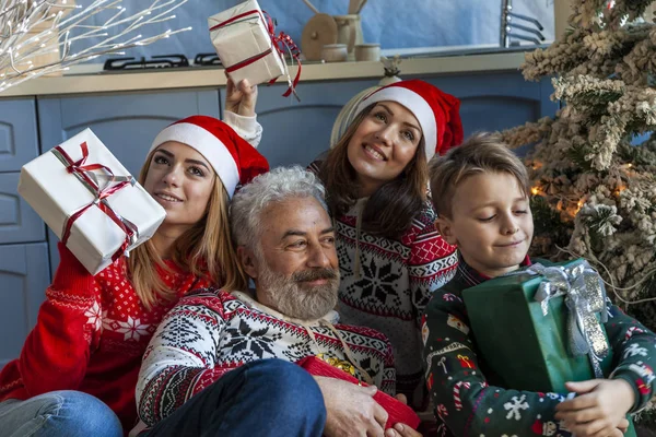 Grupo Familiar Bajo Árbol Navidad Esperando Medianoche Medio Regalos —  Fotos de Stock