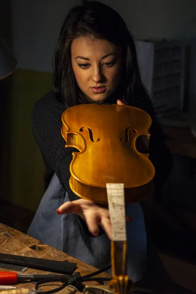 Jeune Femme Apprentie Violoniste Vérifiant Beauté Son Violon — Photo