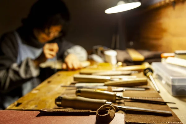 Violinista Artesanal Feminino Enquanto Visualiza Novo Violino Laboratório — Fotografia de Stock