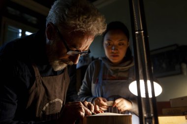 birkaç yeni bir keman laboratuvarda yapma esnaf violinmakers