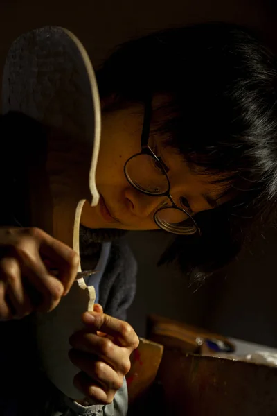 Mulher Artesão Violinista Que Trabalha Novo Violino Laboratório — Fotografia de Stock
