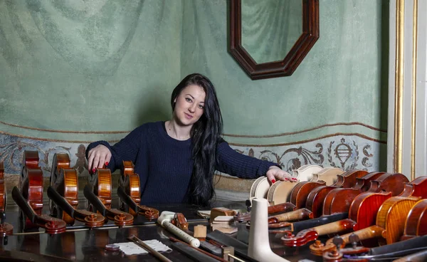 Fascinante Violinista Mostrando Colección Violines Artesanales Casa — Foto de Stock