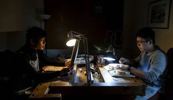 Par Artesãos Fabricante Violino Enquanto Trabalhava Novo Violino Oficina — Fotografia de Stock