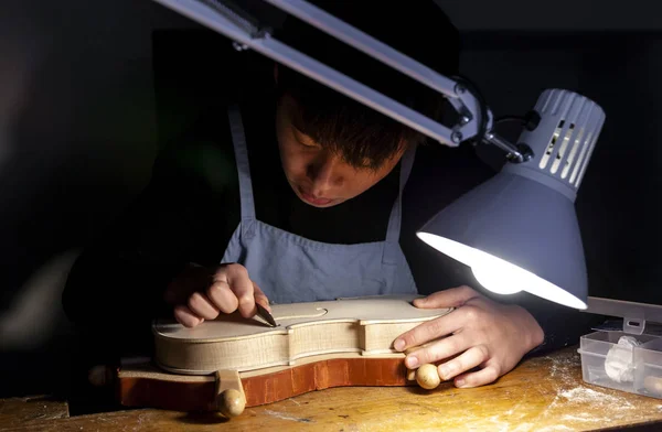 Male Craftsman Violin Maker Working New Violin Workshop — Stock Photo, Image
