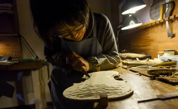 Female Craftsman Violin Maker Working New Violin Workshop — Stock Photo, Image