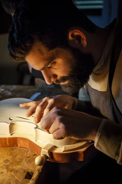 Artesão Masculino Fabricante Violino Trabalhando Novo Violino Oficina — Fotografia de Stock