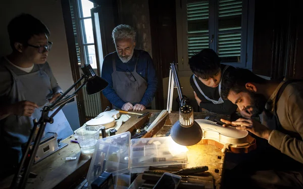 Grupo Artesãos Fabricante Violino Enquanto Trabalhava Novo Violino Oficina — Fotografia de Stock