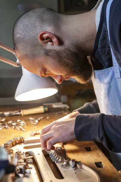 Male Craftsman Violin Maker Working New Violin Workshop — Stock Photo, Image