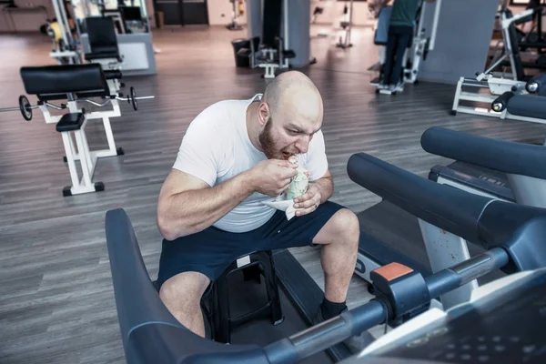 Atleta Corredor Mientras Relaja Comiendo Helado Maquinaria Conducción Gimnasio — Foto de Stock