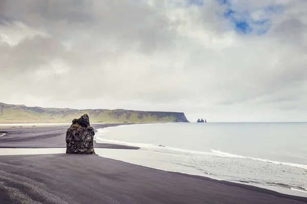 アイスランドのヴィック黒いビーチの壮大なスタックのパノラマ ビュー — ストック写真