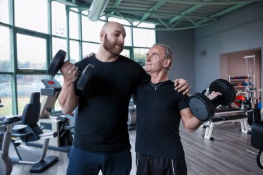 iki arkadaş sporcular spor salonunda halter kaldırma sırasında eğlenin