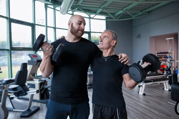 Dos Amigos Atletas Divierten Mientras Levantan Pesas Gimnasio — Foto de Stock