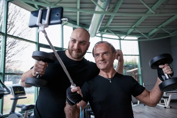 Dos Amigos Atletas Toman Una Selfie Mientras Levantan Pesas Gimnasio — Foto de Stock
