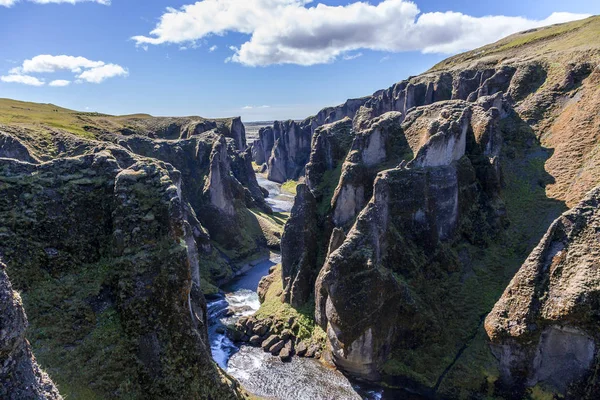 Vista Aérea Majestuoso Cañón Roca Cubierto Musgo Iceland — Foto de Stock