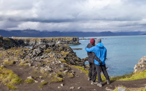 Dva Milenci Které Naskýtal Islandského Pobřeží Létě — Stock fotografie
