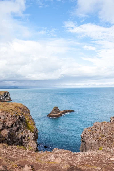 アイスランドの北ロッキーとギザギザの海岸線の風景 — ストック写真