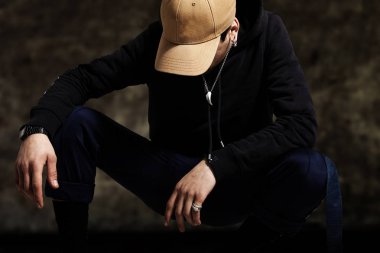 portre Studio renkli bir arka plan üzerinde genç rapçi