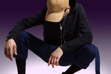 portre Studio renkli bir arka plan üzerinde genç rapçi