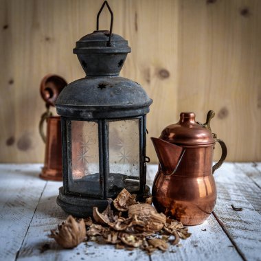 kompozisyon bir fener ve ahşap arka plan bakır bir tava
