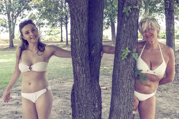 Mother Daughter While Posing Hugged Together Swimsuit Natural Park — Stock Photo, Image