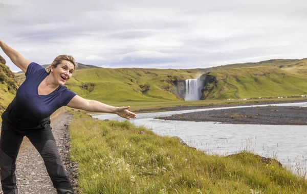 Traveling Woman Having Fun Front Famous Skogafoss Waterfall Iceland — Stock Photo, Image