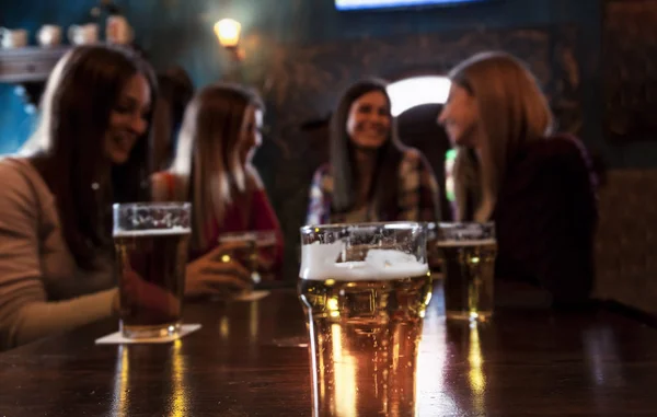 Eğleniyor bin yıllık kadınların grup bira içmek — Stok fotoğraf