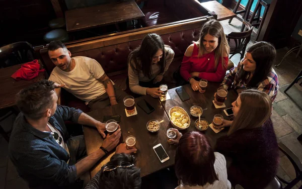 一群千禧一代的人在酒吧里喝啤酒庆祝 — 图库照片