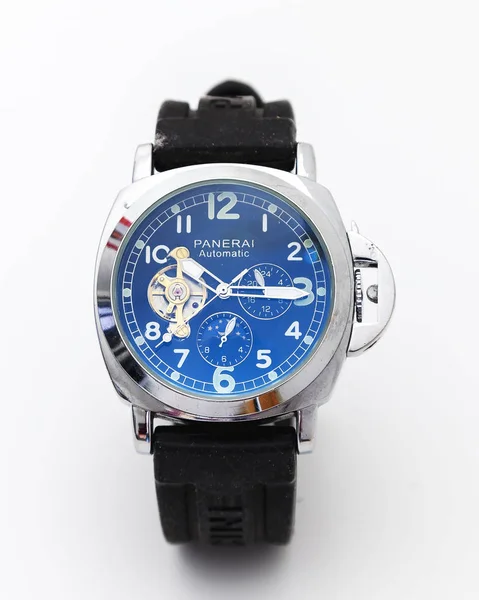 白い背景の上にダイビングの腕時計 — ストック写真