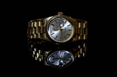 Rolex Oyster Perpetual gün - Tarih seyretmek siyah arka plan üzerine