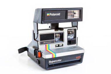  beyaz arka planda vintage Polaroid kamera