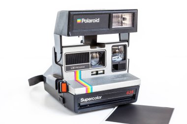  beyaz arka planda vintage Polaroid kamera